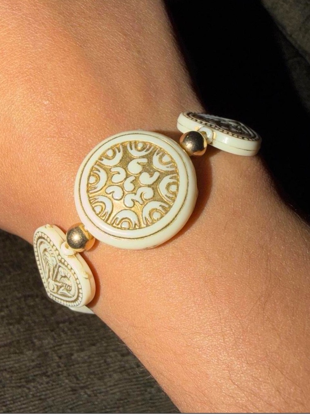 White and Gold Decorative Round Bracelet